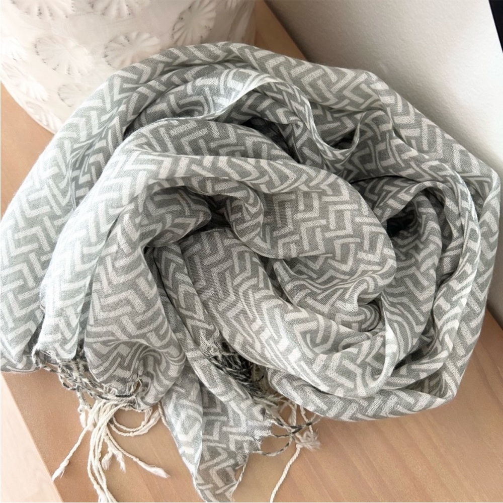 Gray Geometric Pattern Long Scarf with Fringe
